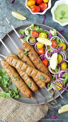  Seekh Kebab: A Spicy Symphony of Aromatic Flavors and Melt-in-Your-Mouth Tenderness!