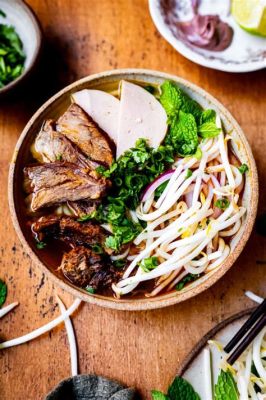  Bún Bò Huế: A Symphony of Spicy and Savory Noodles that Dance on Your Tongue! 