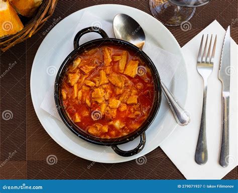  Callos a la Madrileña: A Hearty Stew Embracing Spicy Chorizo and Tender Chickpeas!