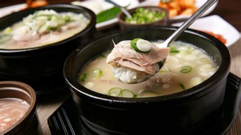  Dwaeji Gukbap - A Hearty Pork Soup Bowl Filled With Savory Umami and Tenderly Cooked Pork?