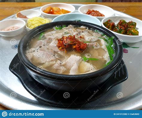  Dwaeji Gukbap: Indulge in Rich Pork Broth Flavors Infused with Fragrant Sesame Oil and Spicy Gochujang