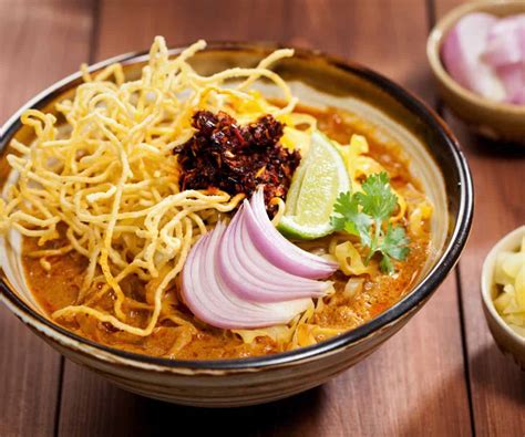  Khao Soi: Experience the Spicy Embrace and Tangy Delight of Northern Thailand's Creamy Curry Noodle Soup!