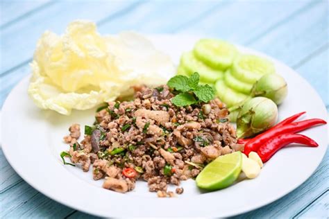  Larb Gai: A Flavorful Symphony of Savory Spices and Refreshing Herbs!