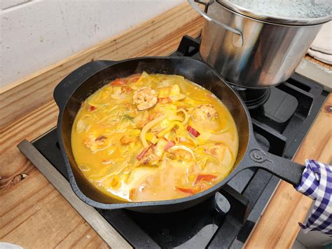  Moqueca! A Symphony of Coconut Milk and Seafood Flavors Dancing on Your Tongue