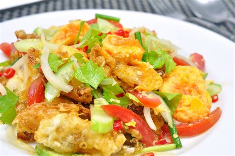 Spicy Fried Yam and Egg: A Symphony of Crunchy Textures and Aromatic Flavors!