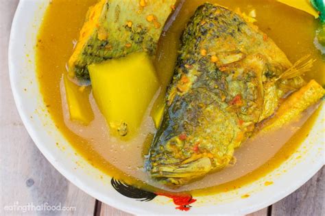 Spicy Gaeng Som Pla Fish Curry? A Tangy and Aromatic Dive into Southern Thai Cuisine!